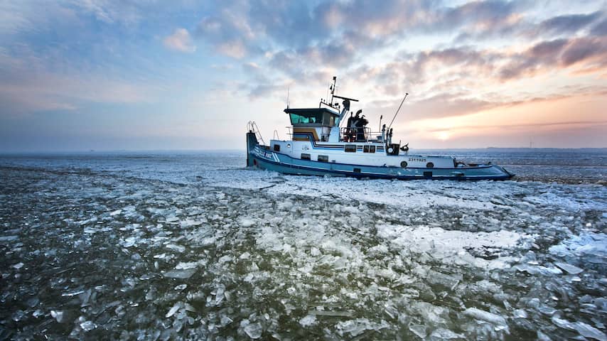 Rijkswaterstaat zet ijsbrekers in op IJsselmeer en Twentekanalen