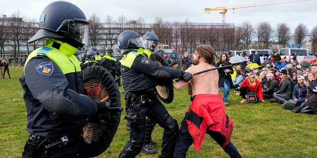 Vuurwerkwerpers zijn aanslagplegers. Aanslagplegers moeten voor straf het riool schoonmaken.