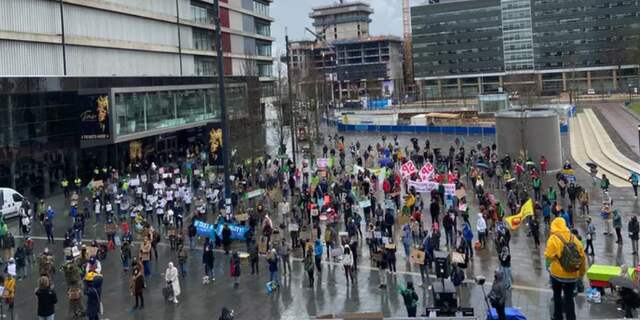 Scholieren betogen op Jaarbeursplein voor meer actie tegen klimaatverandering