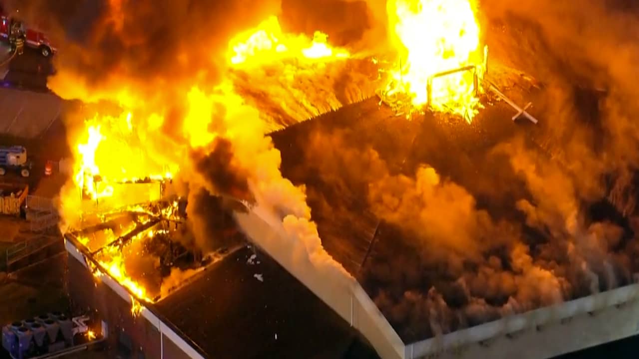 Beeld uit video: Nieuwshelikopter filmt grote brand in Amerikaanse kerk