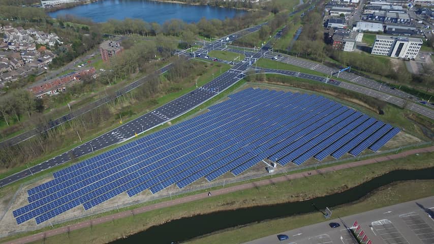Groot publiek zonnepanelenveld geopend in Breda