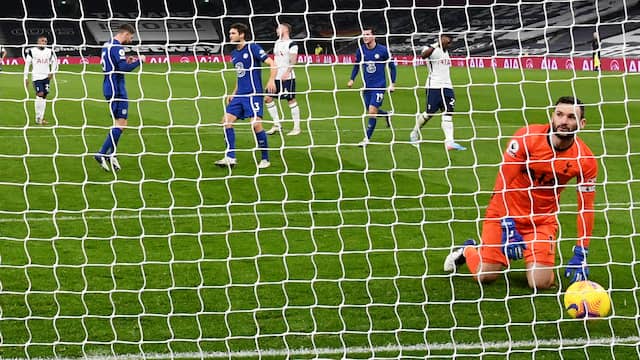 Tottenham-keeper Hugo Lloris zit er verslagen bij nadat hij door Jorginho is geklopt vanaf de strafschopstip.