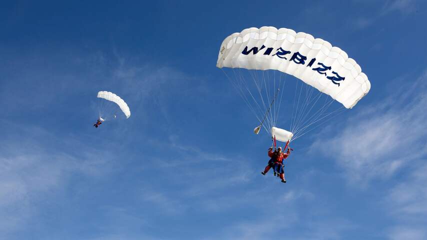 Door Parachutesprong Overleden Militair Raakte Verstrikt In Parachute ...