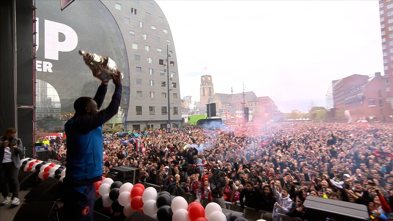 Beeld uit video: Tienduizenden fans zingen Feyenoord-spelers toe tijdens huldiging