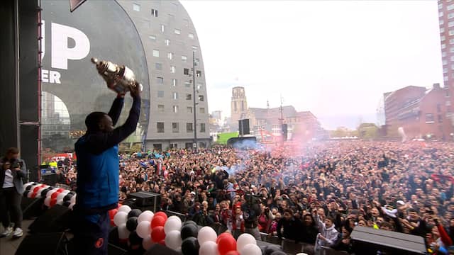 Tienduizenden fans zingen Feyenoord-spelers toe tijdens huldiging