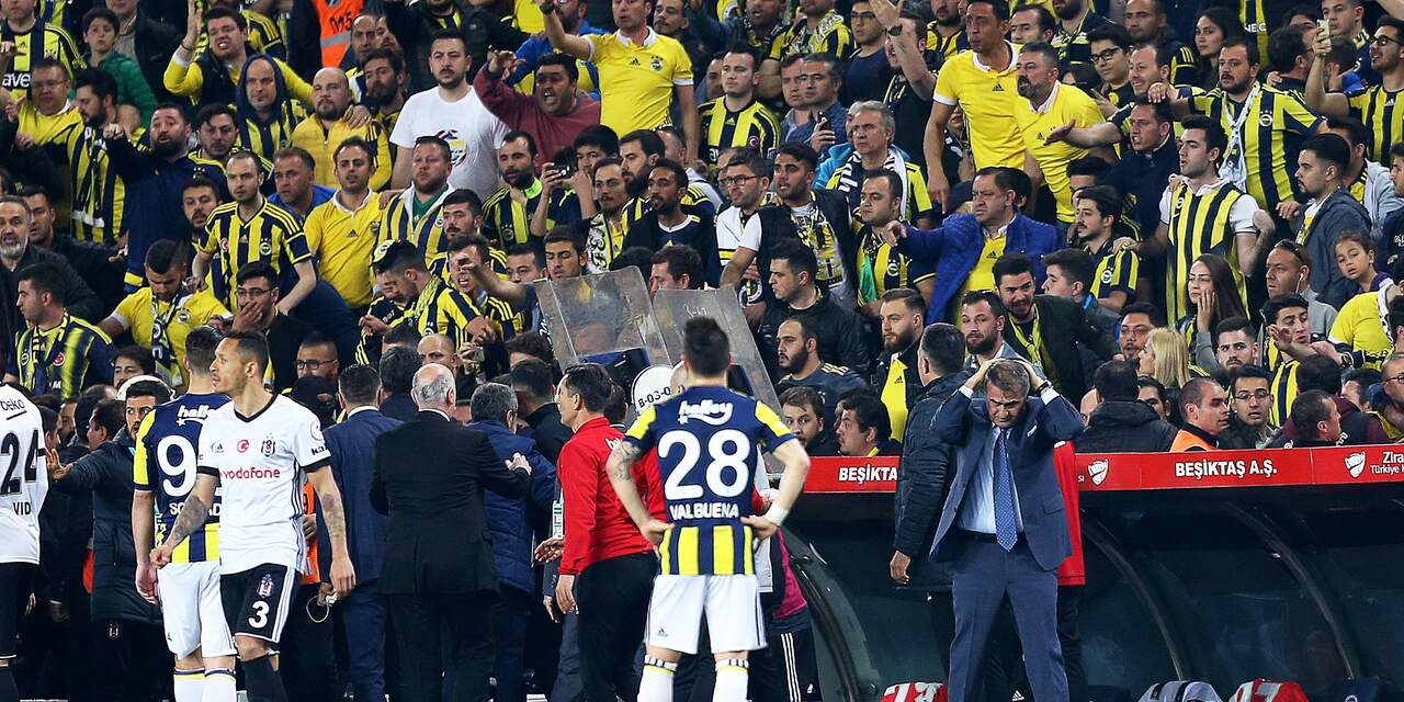 Bekerwedstrijd Fenerbahçe-Besiktas gestaakt na ongeregeldheden