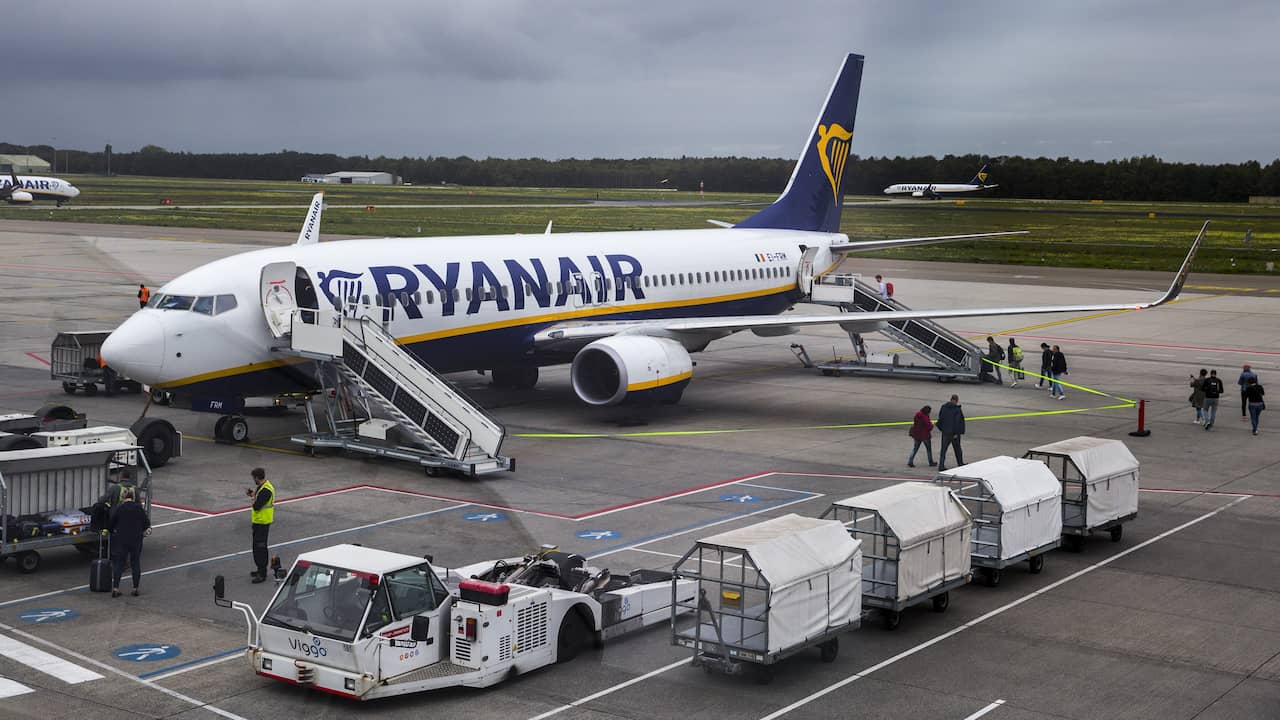 180 passengers released with a fright after airplane tire blowout at Eindhoven Airport |  inland