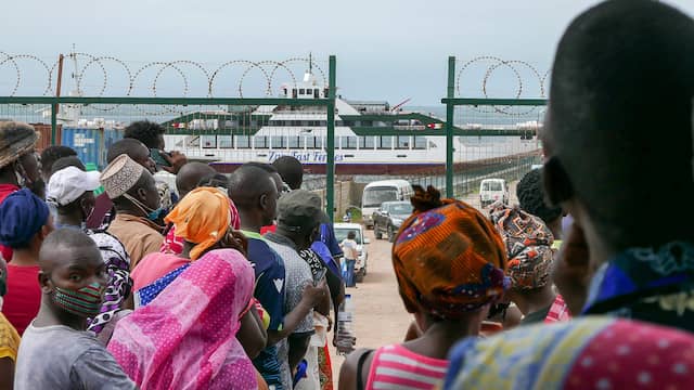 Meer dan duizend mensen konden wegkomen uit Palma door naar het strand te vluchten. Daar wachtte een schip dat hen naar Pemba zou brengen.