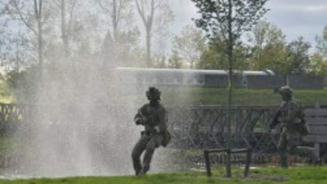 Demonstratie van commandotroepen in het Bevrijdingspark voorafgaand aan de opening van het museum.