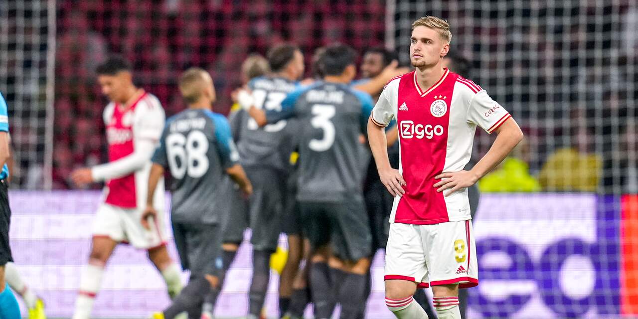 Onthutsend zwak Ajax verliest met recordcijfers van Napoli in Champions League