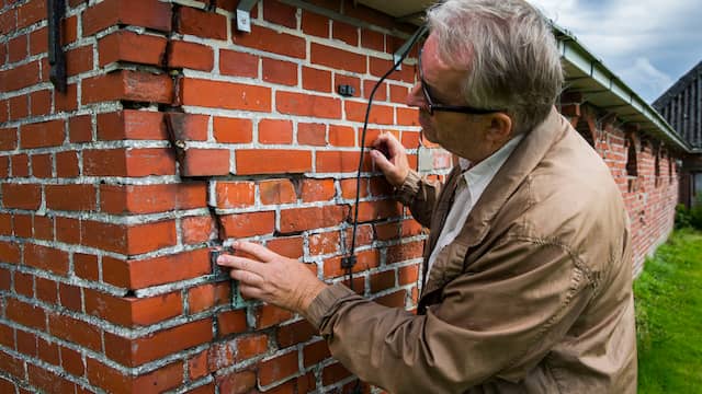 Aardbevingen zorgden voor schade aan muren.