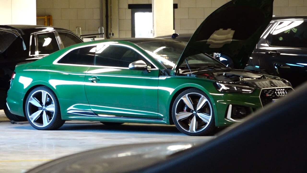 Kijk in de OM-loods vol ingenomen auto's van criminelen