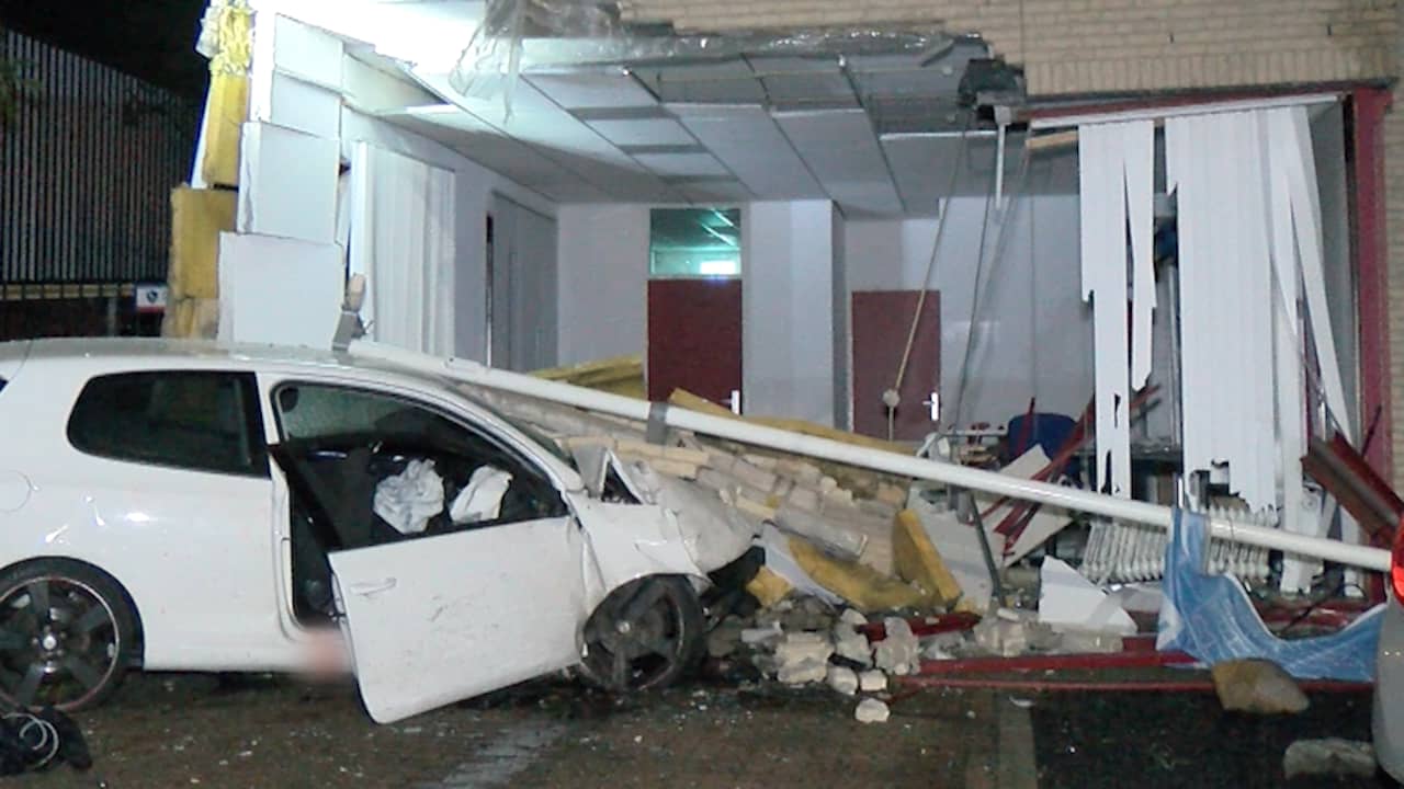 Beeld uit video: Auto ramt gezondheidscentrum in Vlissingen en laat ravage achter