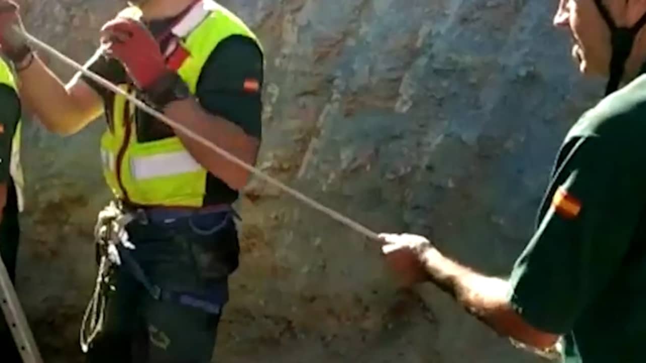 Beeld uit video: Hulpdiensten Spanje pogen kind uit 110 meter diepe put te halen