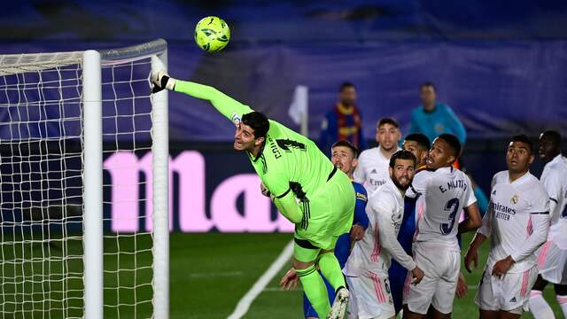 Lionel Messi verraste Real Madrid-keeper Thibaut Courtois bijna met een indraaiende corner.