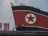 Donderdag 7 juli: Noord-Koreaanse schilders werken aan een afbeelding van de Noord-Koreaanse vlag bovenop een gebouw in Pyongyang. 