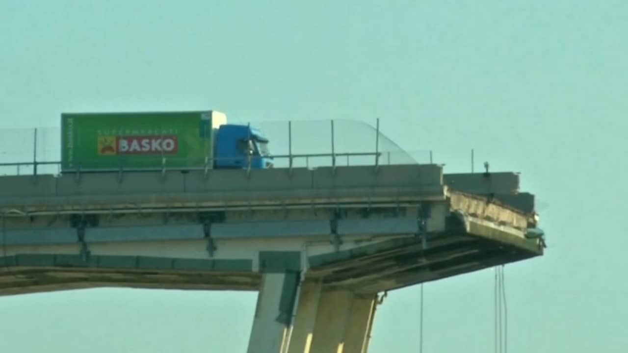 Beeld uit video: Brandweer verwijdert vrachtwagen van rand ingestorte brug Genua