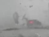 Tornado werpt auto omver op Amerikaanse snelweg