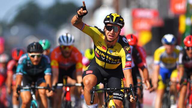 Dylan Groenewegen liet de concurrentie ruim achter zich in de massasprint.