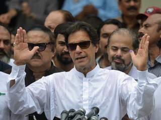 Oud-cricketer Khan wint vrijwel zeker parlementsverkiezingen Pakistan