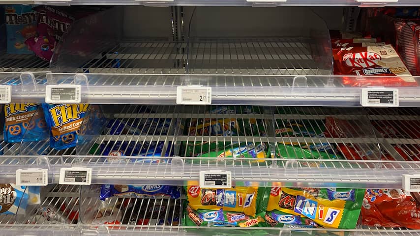Supermarkten voeren strijd om klant verder op: lege schappen, lagere prijzen