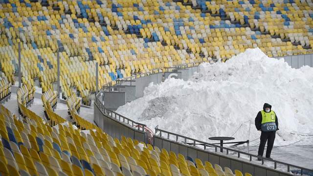 Voor aanvang van Dynamo Kiev-Club Brugge werd de vele sneeuw van het veld geschoven.
