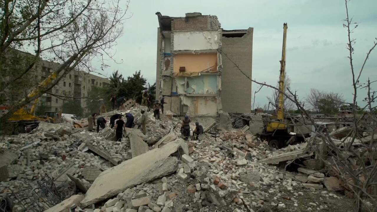 Beeld uit video: Ravage na Russische raketaanval op woonflat in Donetsk