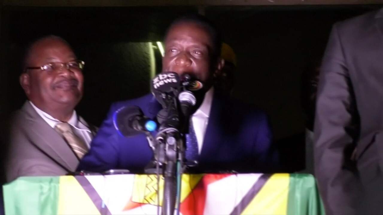 Beeld uit video: Vicepresident Mnangagwa keert terug in Zimbabwe en spreekt volk hoopvol toe 