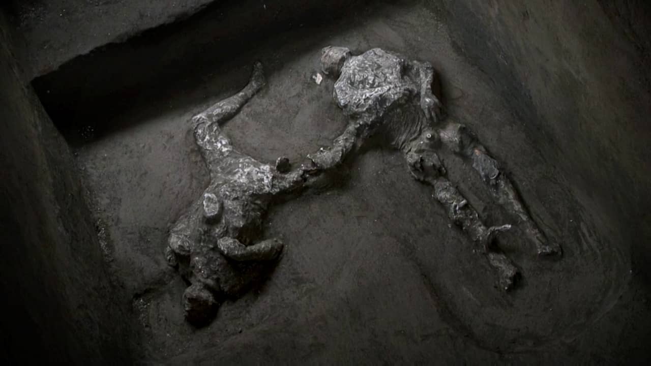 Beeld uit video: Archeologen vinden versteende rijke man met slaaf in Pompeï