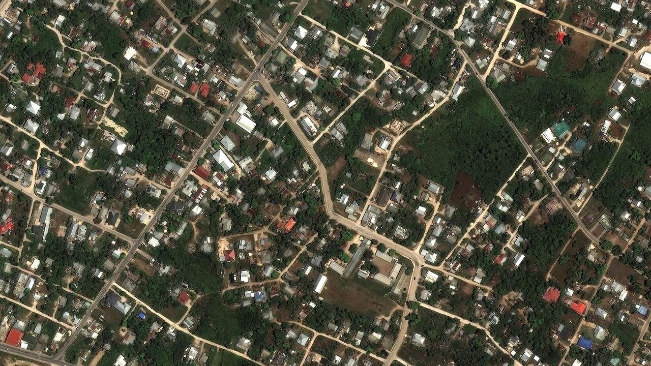 Zo zag hoofdstad Nuku'alofa er enkele dagen voor de uitbarsting nog uit. Het kleurencontrast is groot.
