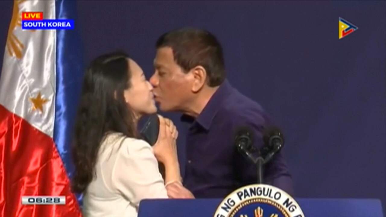 Duterte beschuldigd van machtsmisbruik na kus op tv
