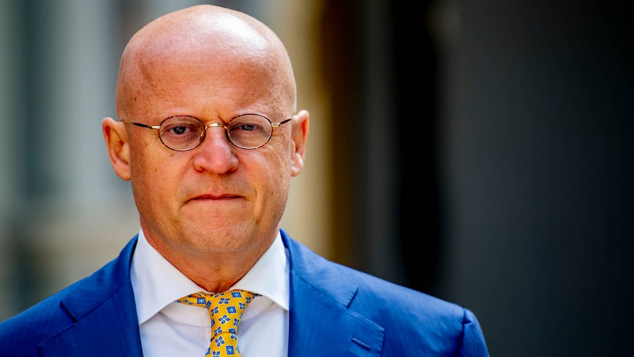 Weggestuurde Leidse politiechef doet aangifte tegen Grapperhaus wegens laster