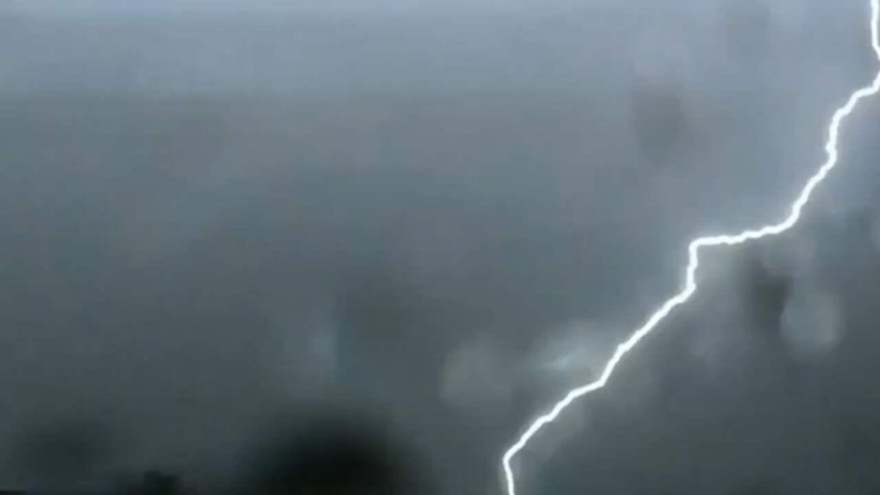 Compilatie: Onweer trekt over Nederland