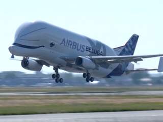 'Walvisvliegtuig' van Airbus maakt eerste vlucht in Frankrijk