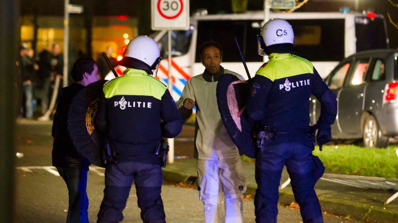 Beeld uit video: Aanhoudingen op avond van rellen in Geldermalsen