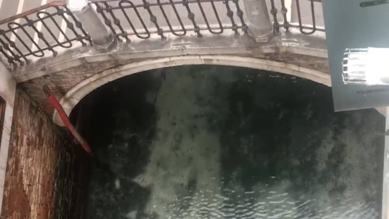 Venetianen delen beelden van kristalhelder water in kanalen