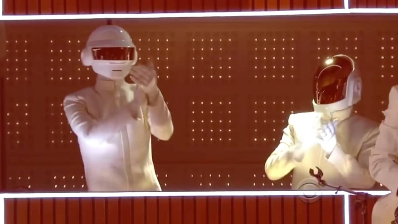 Beeld uit video: Daft Punk treedt bij Grammy Awards 2014