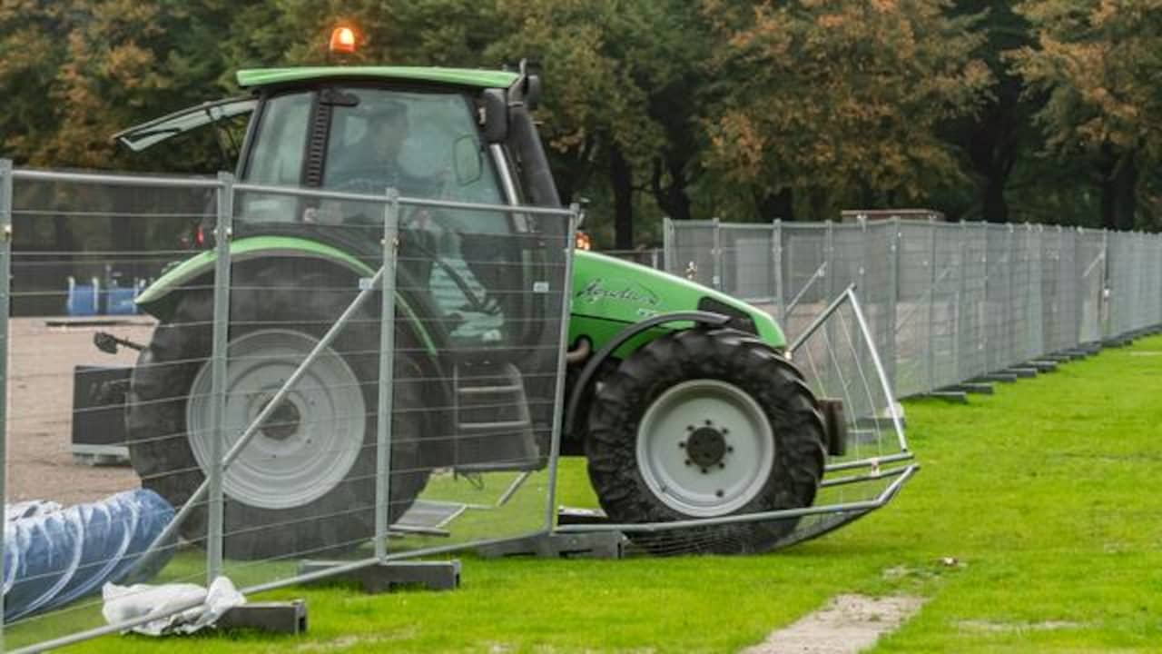Beeld uit video: Boeren rijden hek omver op Malieveld in Den Haag