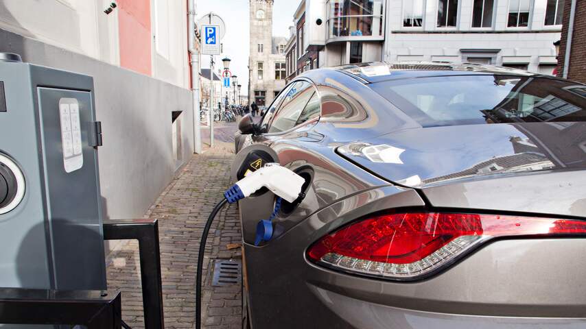 Elektrische auto's steeds populairder in Nederland, vraag in EU blijft achter
