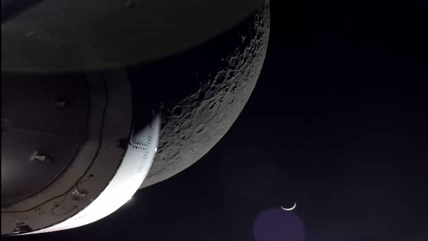 Orion-ruimtevaartuig passeert de maan