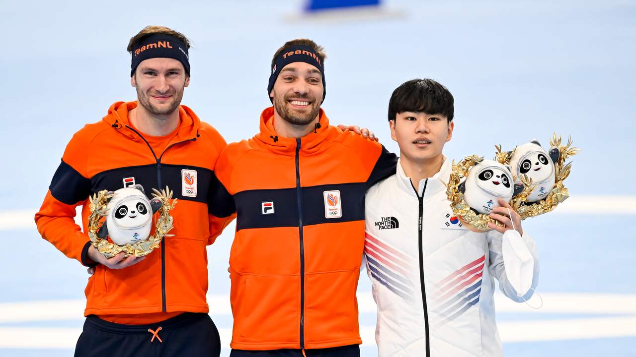 Ким Мин-сок с Келд Нуис и Томас Крол на подиума на 1500 метра на Зимните олимпийски игри в Пекин 2022 г.