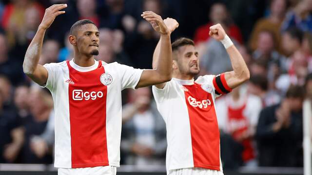 Vreugde bij Sébastien Haller en Dusan Tadic.