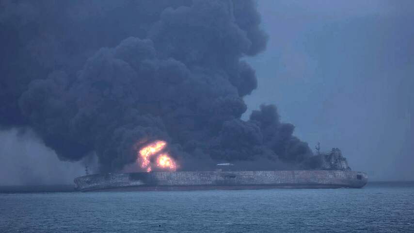 Gezonken Iraanse tanker laat twee olievlekken achter in Zuid-Chinese Zee