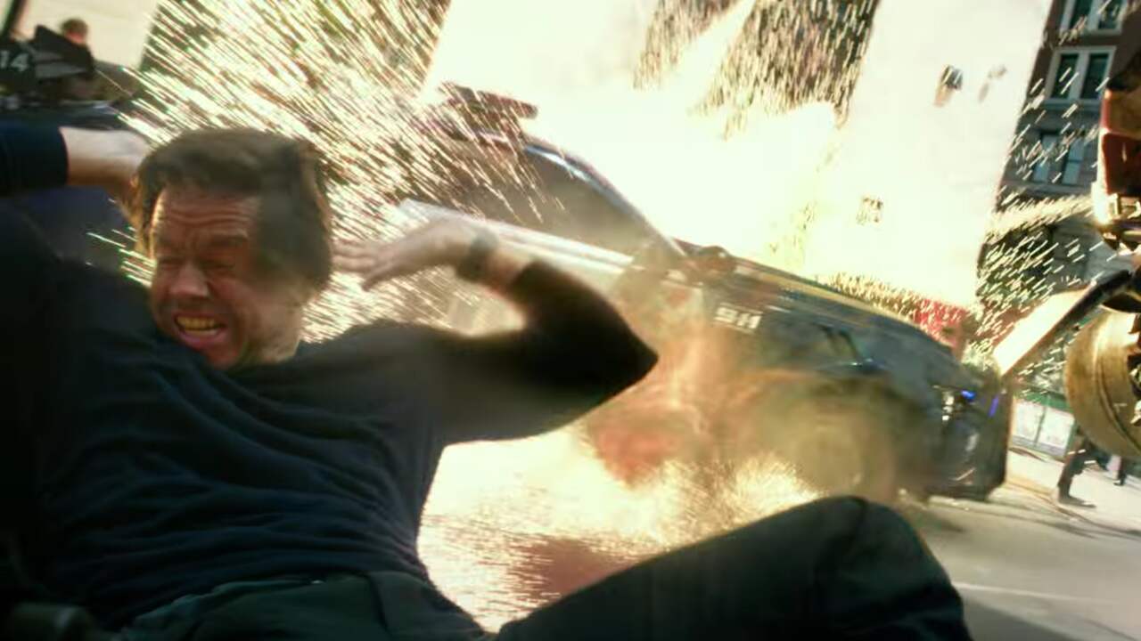 Beeld uit video: Mark Wahlberg ontsnapt aan explosie in nieuwe teaser Transformers: The Last Knight