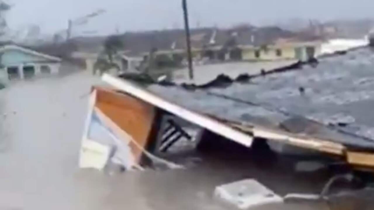 Ingestorte huizen en puinhoop door orkaan Dorian op Bahama's