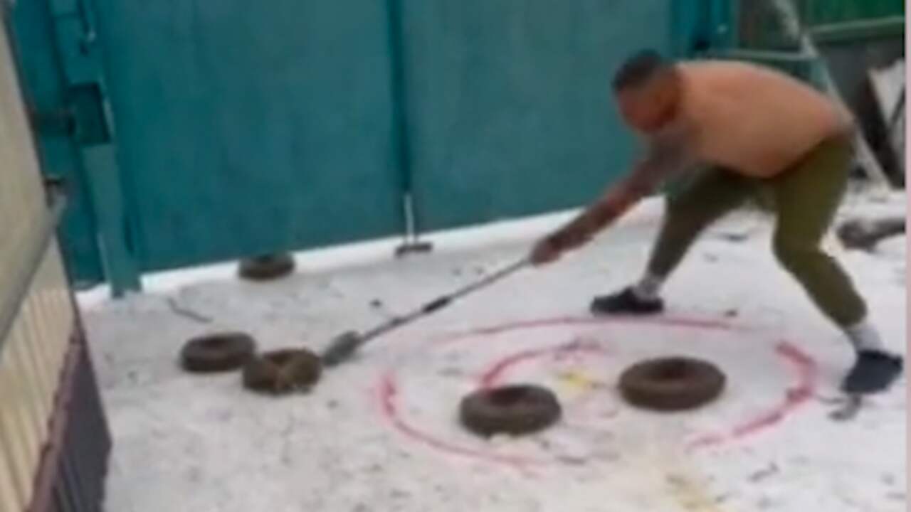 Beeld uit video: Oekraïense militairen curlen met antitankmijnen