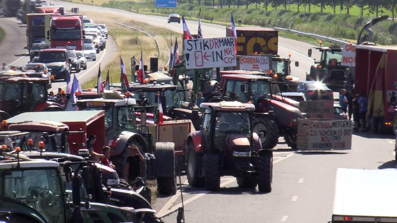 Beeld uit video: Boeren blokkeren uit protest snelweg bij Emmeloord