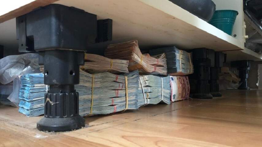 Politie vindt 600.000 euro briefgeld onder keuken in Rotterdamse woning