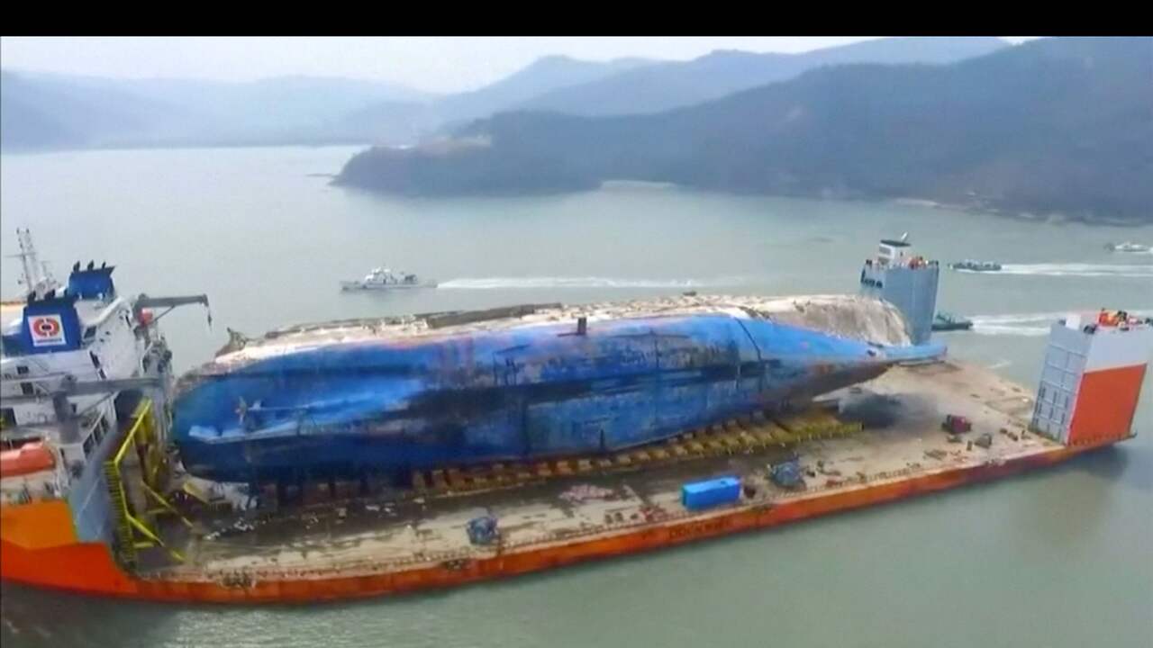 Geborgen veerboot Zuid-Korea naar haven gebracht