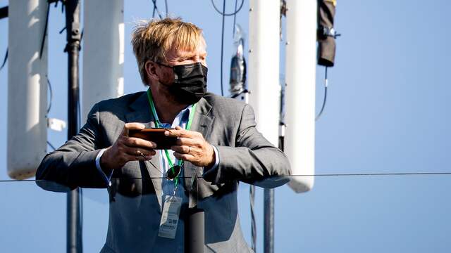 Ook koning Willem-Alexander keek vanaf het dak naar de uitzinnige taferelen.